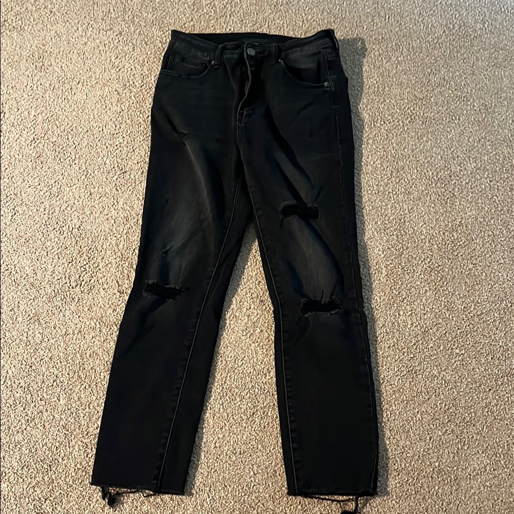 Black Ankle Cropped Jeans with Distressed Details